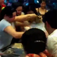 Tin tức trong ngày - Gào thét, tranh giành đồ ăn khuyến mại