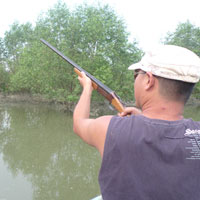 Tin tức trong ngày - Đứng sau báng súng của sát thủ chim trời