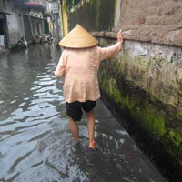 Tin tức trong ngày - "Làng đi ủng" giữa trời nắng ở thủ đô