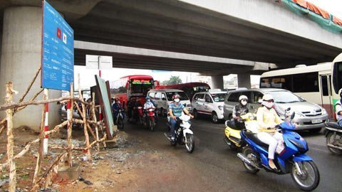 Thu phí cầu Bình Triệu 1, giao thông hỗn loạn - 10