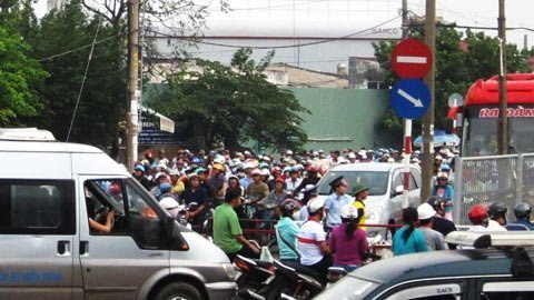 Thu phí cầu Bình Triệu 1, giao thông hỗn loạn - 2