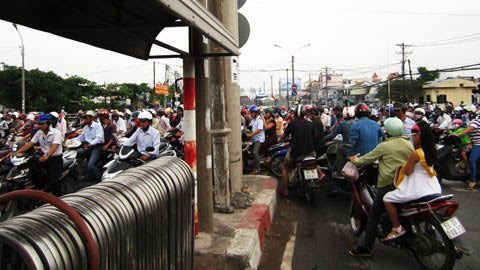 Thu phí cầu Bình Triệu 1, giao thông hỗn loạn - 9