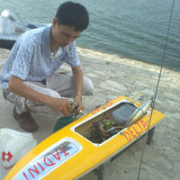 Tin tức trong ngày - "Xé nước" hồ Hà Nội bằng thuyền mô hình