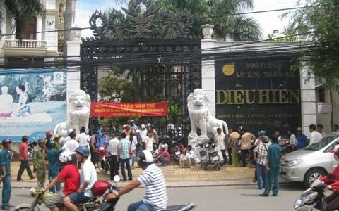 Nông dân bao vây biệt thự "đại gia thủy sản" - 1