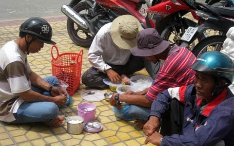 Nông dân bao vây biệt thự "đại gia thủy sản" - 2