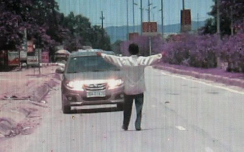 Chặn cả xe chủ tịch huyện để xin tiền - 1