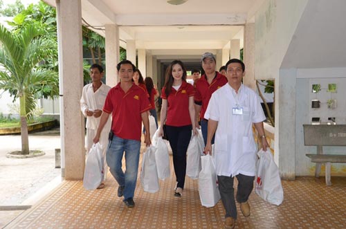 Ngọc Bích về Bình Thuận làm từ thiện - 10