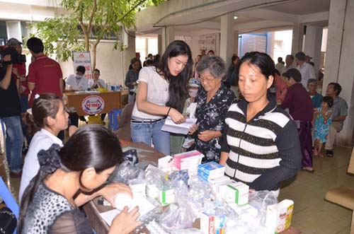 Ngọc Bích về Bình Thuận làm từ thiện - 4
