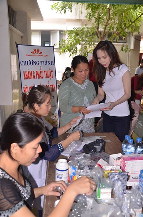 Ngọc Bích về Bình Thuận làm từ thiện - 6