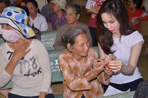 Ngọc Bích về Bình Thuận làm từ thiện - 7