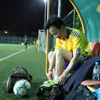 Bóng đá - Bầu Hiển "tắm mưa" đá bóng