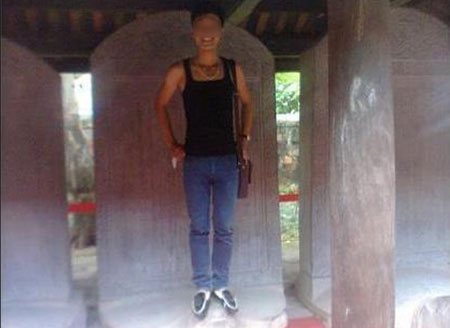 Bị "ném đá" vì khoe cưỡi rùa Văn Miếu - 1