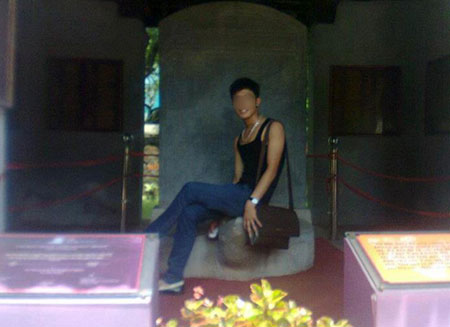 Bị "ném đá" vì khoe cưỡi rùa Văn Miếu - 2