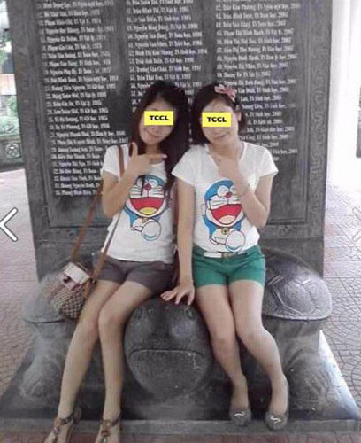 Bị "ném đá" vì khoe cưỡi rùa Văn Miếu - 3