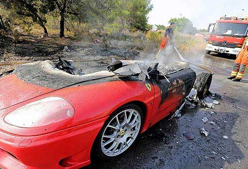Siêu xe Ferrari cháy rụi, SAO Argentina thoát chết - 1