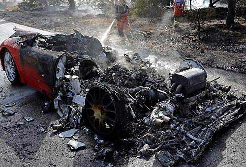 Siêu xe Ferrari cháy rụi, SAO Argentina thoát chết - 2