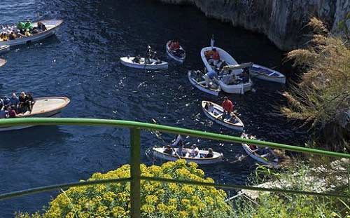 Vẻ đẹp quyến rũ của hang động xanh ở Ý - 5