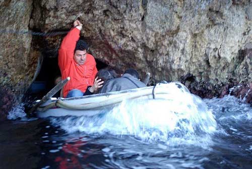 Vẻ đẹp quyến rũ của hang động xanh ở Ý - 6