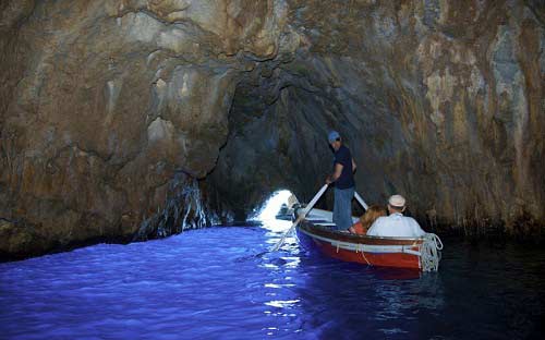 Vẻ đẹp quyến rũ của hang động xanh ở Ý - 7