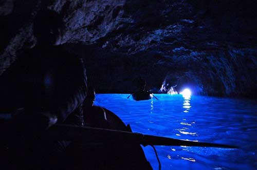 Vẻ đẹp quyến rũ của hang động xanh ở Ý - 2