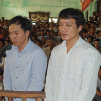 Pháp luật - CA viên "chỉ đạo" ném mìn vào nhà dân