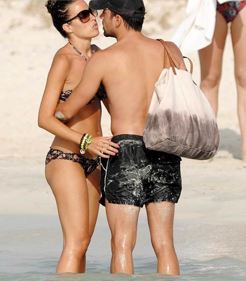 Xavi đắm say bên bồ trẻ đẹp - 3