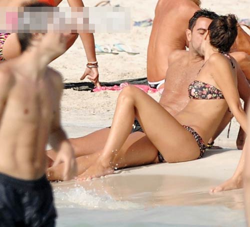 Xavi đắm say bên bồ trẻ đẹp - 4