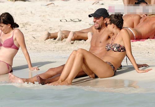 Xavi đắm say bên bồ trẻ đẹp - 1