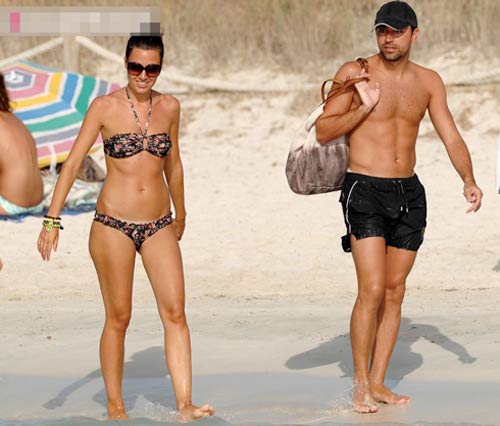 Xavi đắm say bên bồ trẻ đẹp - 2