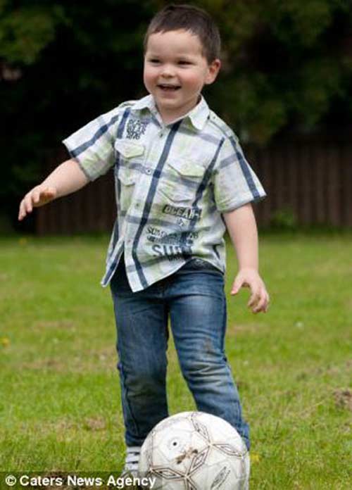 Cậu bé bị bổ đôi hộp sọ sống sót kỳ diệu - 3