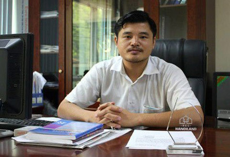 Giám đốc công ty BĐS sở hữu hơn... 20 tấn sách - 1