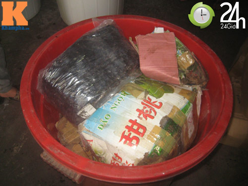 Phát hiện 10 tấn ô mai bốc mùi giữa Hà Nội - 2