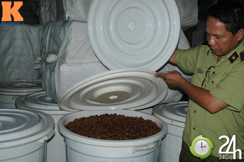 Phát hiện 10 tấn ô mai bốc mùi giữa Hà Nội - 1