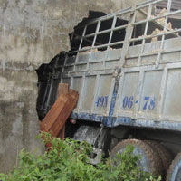 Tin tức trong ngày - Xe tải đâm xuyên nhà dân