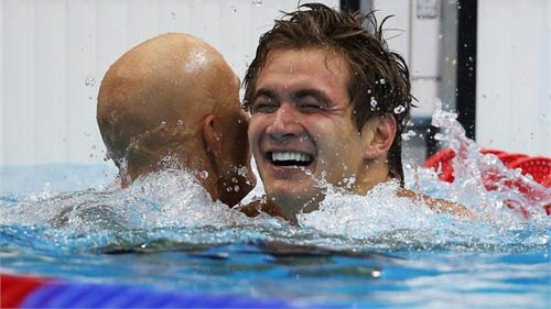 Cập nhật Olympic: Lochte lại đánh bại Phelps - 1