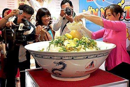 Cận cảnh tô mì Quảng lớn nhất Việt Nam - 11