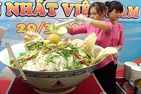 Cận cảnh tô mì Quảng lớn nhất Việt Nam - 12