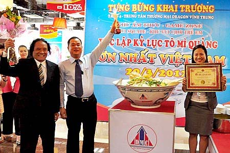 Cận cảnh tô mì Quảng lớn nhất Việt Nam - 13