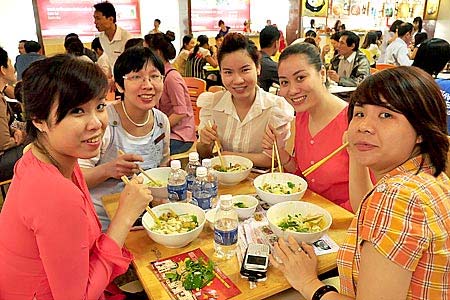 Cận cảnh tô mì Quảng lớn nhất Việt Nam - 14