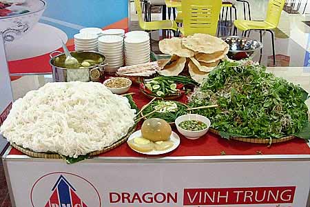 Cận cảnh tô mì Quảng lớn nhất Việt Nam - 2