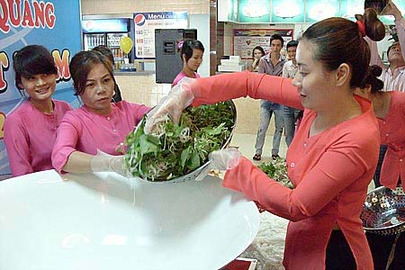 Cận cảnh tô mì Quảng lớn nhất Việt Nam - 7