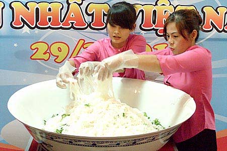 Cận cảnh tô mì Quảng lớn nhất Việt Nam - 8