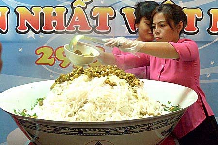 Cận cảnh tô mì Quảng lớn nhất Việt Nam - 9