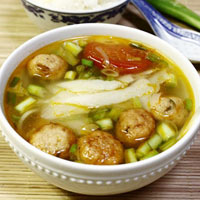 Ẩm thực - Cá viên chiên nấu măng và cà chua dễ làm