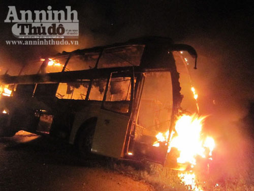 Xe khách "vip" đang chạy bỗng cháy thành than - 2
