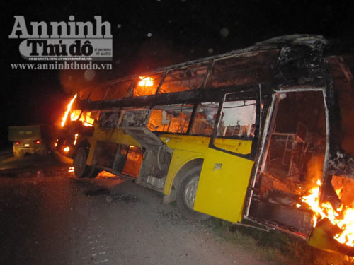 Xe khách "vip" đang chạy bỗng cháy thành than - 3