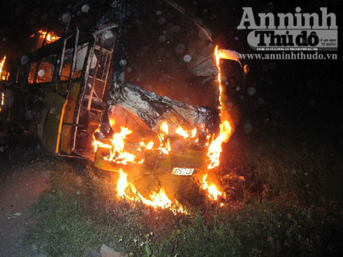 Xe khách "vip" đang chạy bỗng cháy thành than - 4