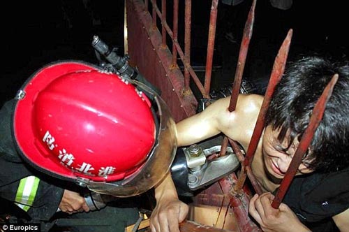 TQ: Trốn học, HS bị rào sắt đâm thủng vai - 1