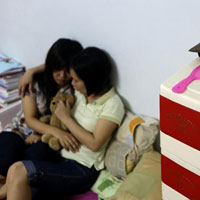 Bạn trẻ - Cuộc sống - Cặp đôi đồng tính nữ VN "thắm thiết" trên AP