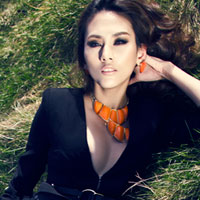 Thời trang công sở - Hoàng Yến trễ nải ngực đầy nơi trời Tây